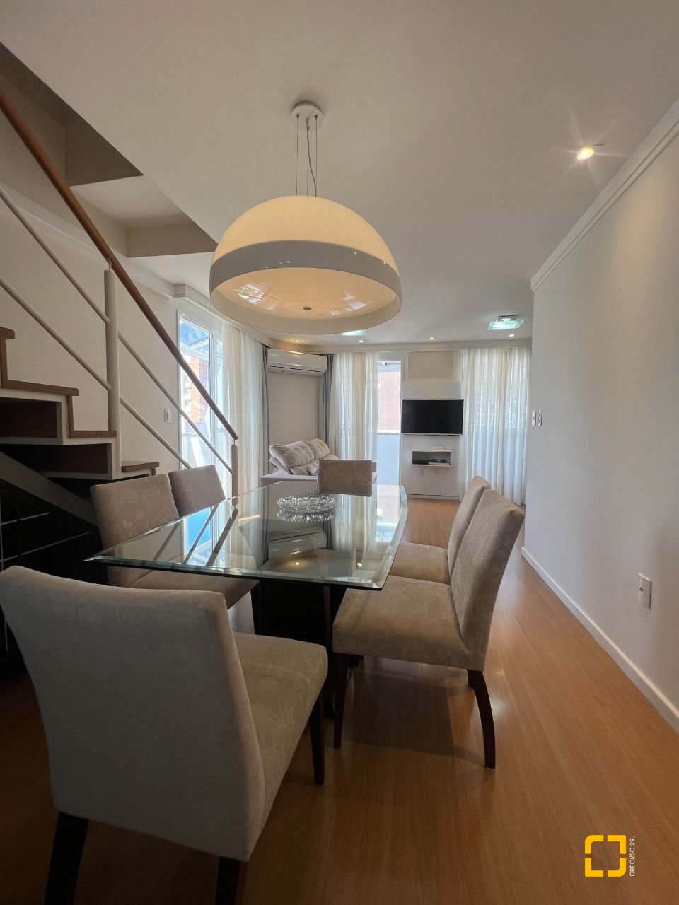 Apartamento com 104m², 4 quartos (sendo 1 suíte), 2 garagens, no bairro Centro em Florianópolis