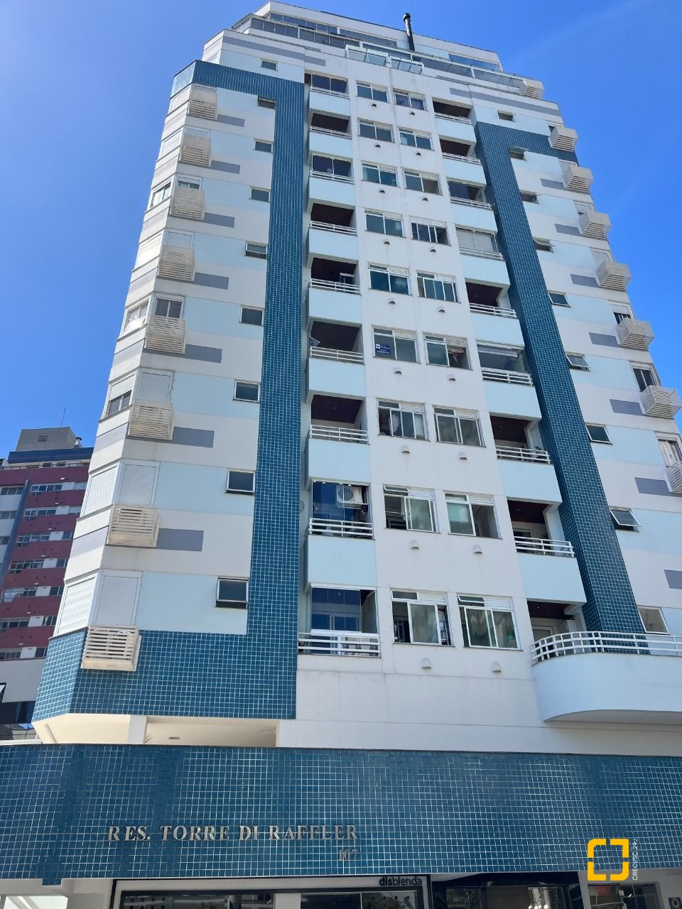 Apartamento com 104m², 3 quartos (sendo 1 suíte), 2 garagens, no bairro Centro em Florianópolis