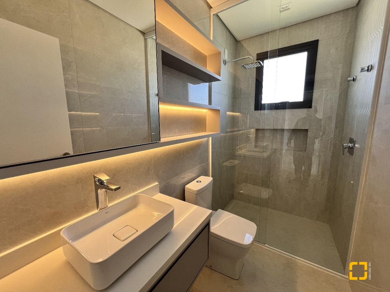 Casa de Condomínio com 261m², 8 quartos (sendo 4 suítes), 4 garagens, no bairro Rio Vermelho em Florianópolis