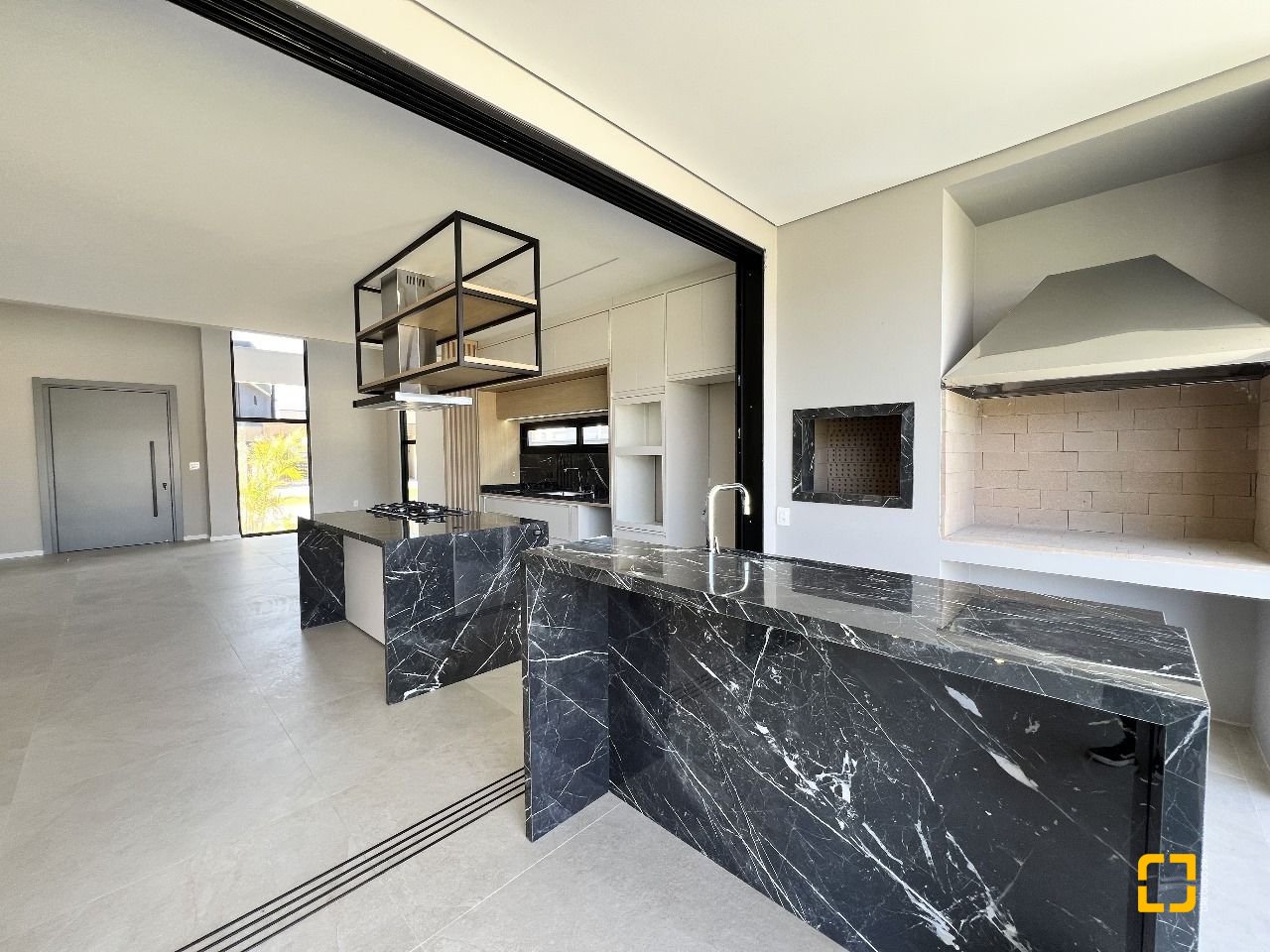 Casa de Condomínio com 261m², 8 quartos (sendo 4 suítes), 4 garagens, no bairro Rio Vermelho em Florianópolis