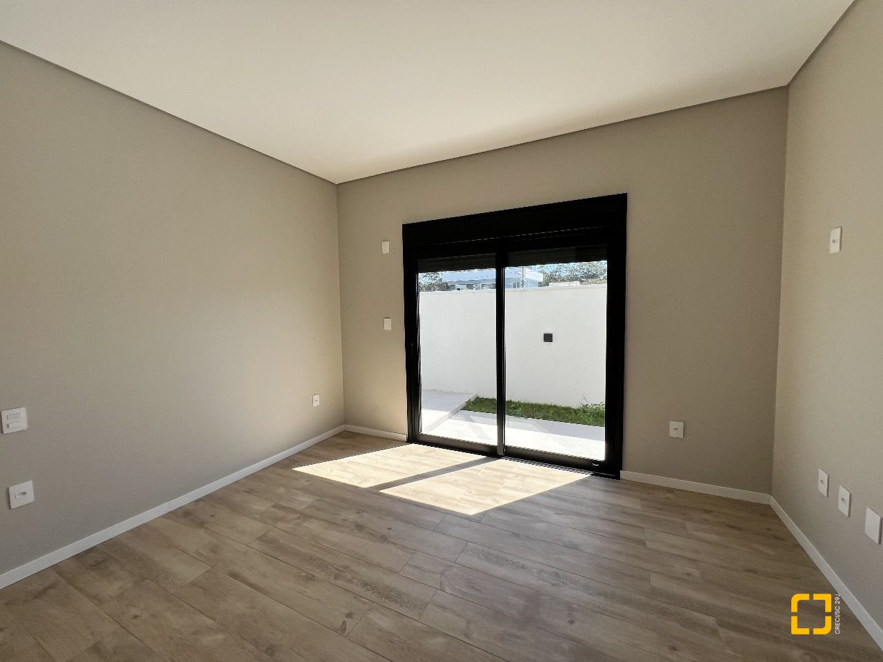 Casa de Condomínio com 261m², 8 quartos (sendo 4 suítes), 4 garagens, no bairro Rio Vermelho em Florianópolis