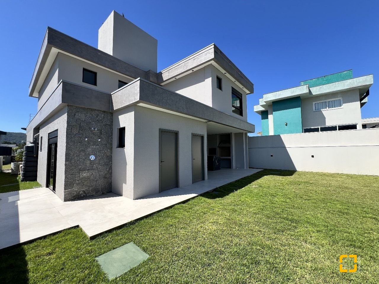 Casa de Condomínio com 261m², 8 quartos (sendo 4 suítes), 4 garagens, no bairro Rio Vermelho em Florianópolis