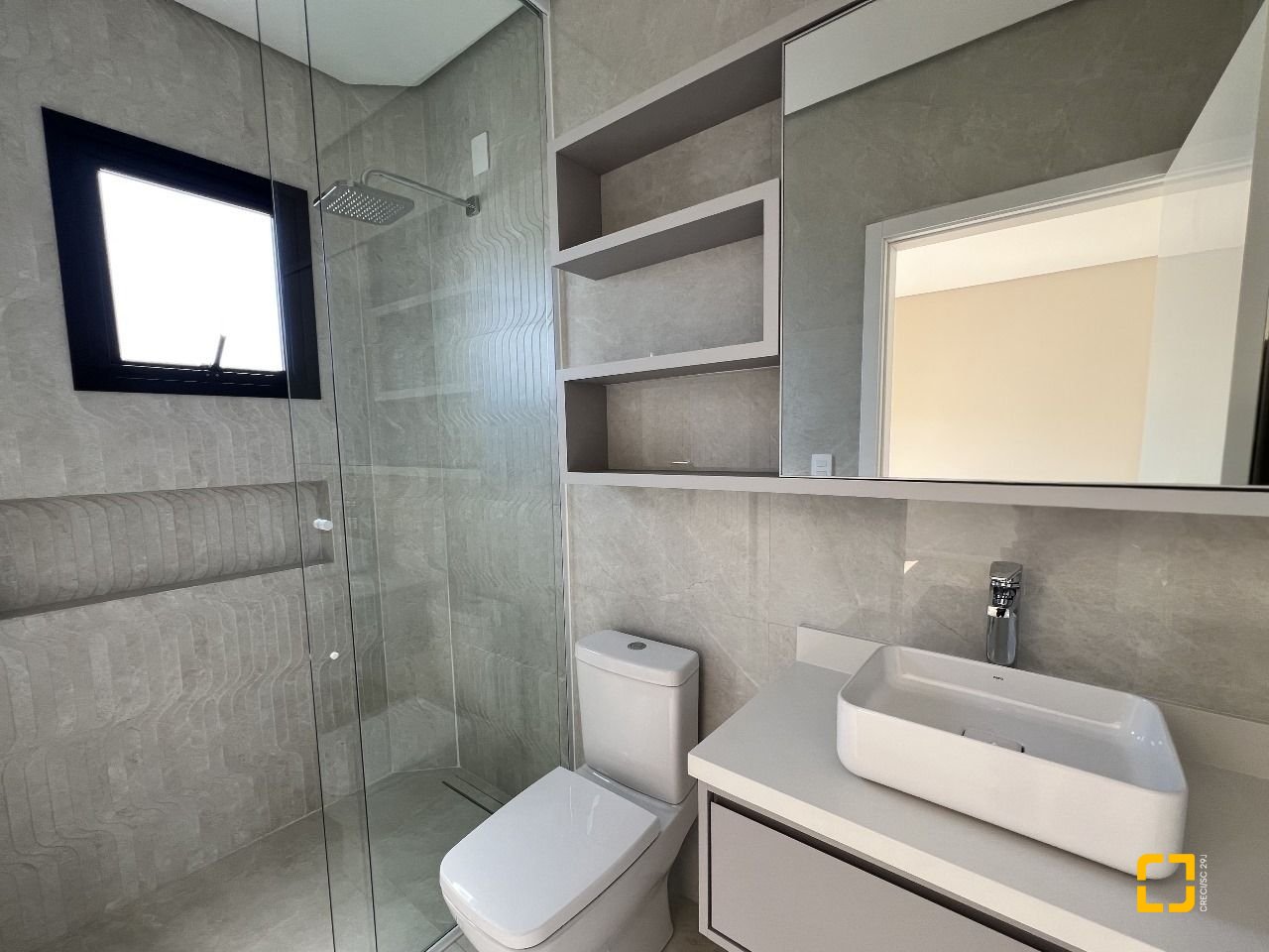 Casa de Condomínio com 261m², 8 quartos (sendo 4 suítes), 4 garagens, no bairro Rio Vermelho em Florianópolis