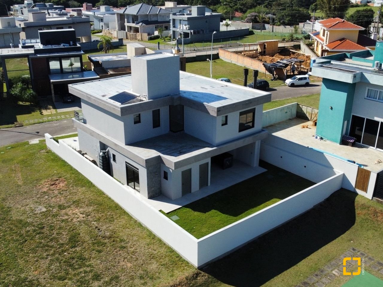 Casa de Condomínio com 261m², 8 quartos (sendo 4 suítes), 4 garagens, no bairro Rio Vermelho em Florianópolis