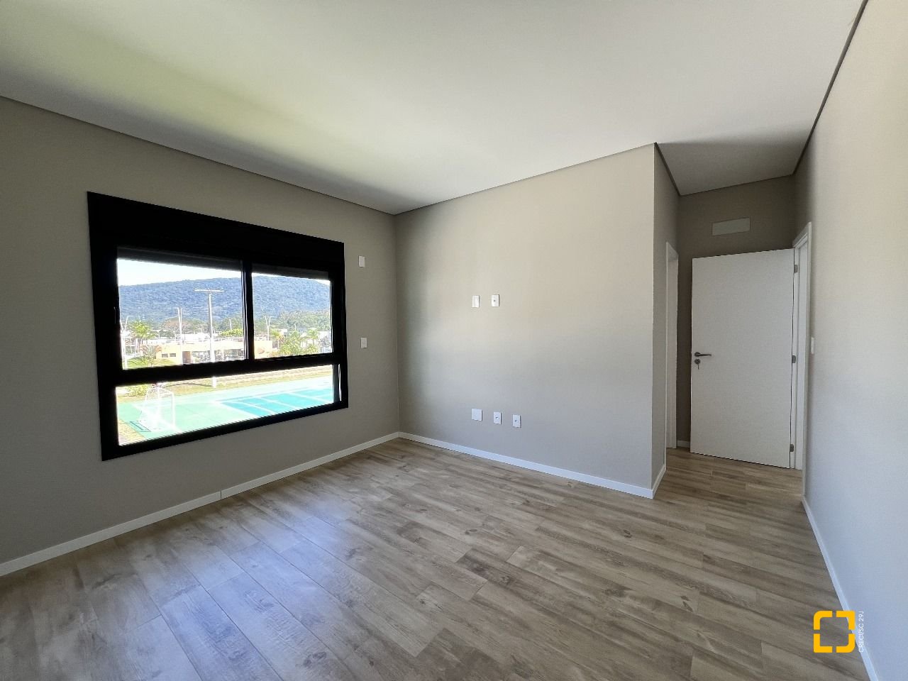 Casa de Condomínio com 261m², 8 quartos (sendo 4 suítes), 4 garagens, no bairro Rio Vermelho em Florianópolis
