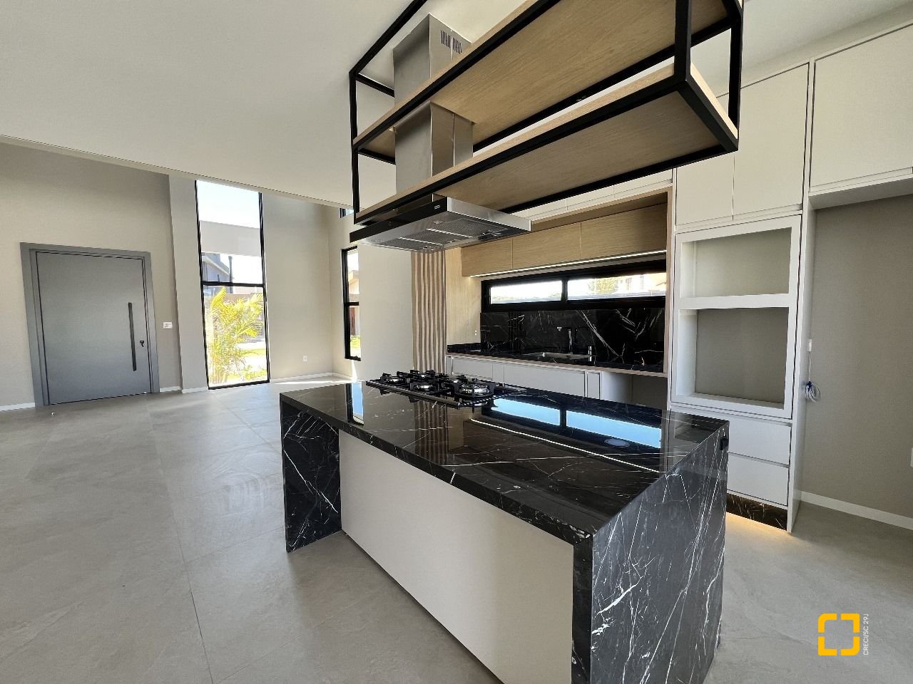 Casa de Condomínio com 261m², 8 quartos (sendo 4 suítes), 4 garagens, no bairro Rio Vermelho em Florianópolis