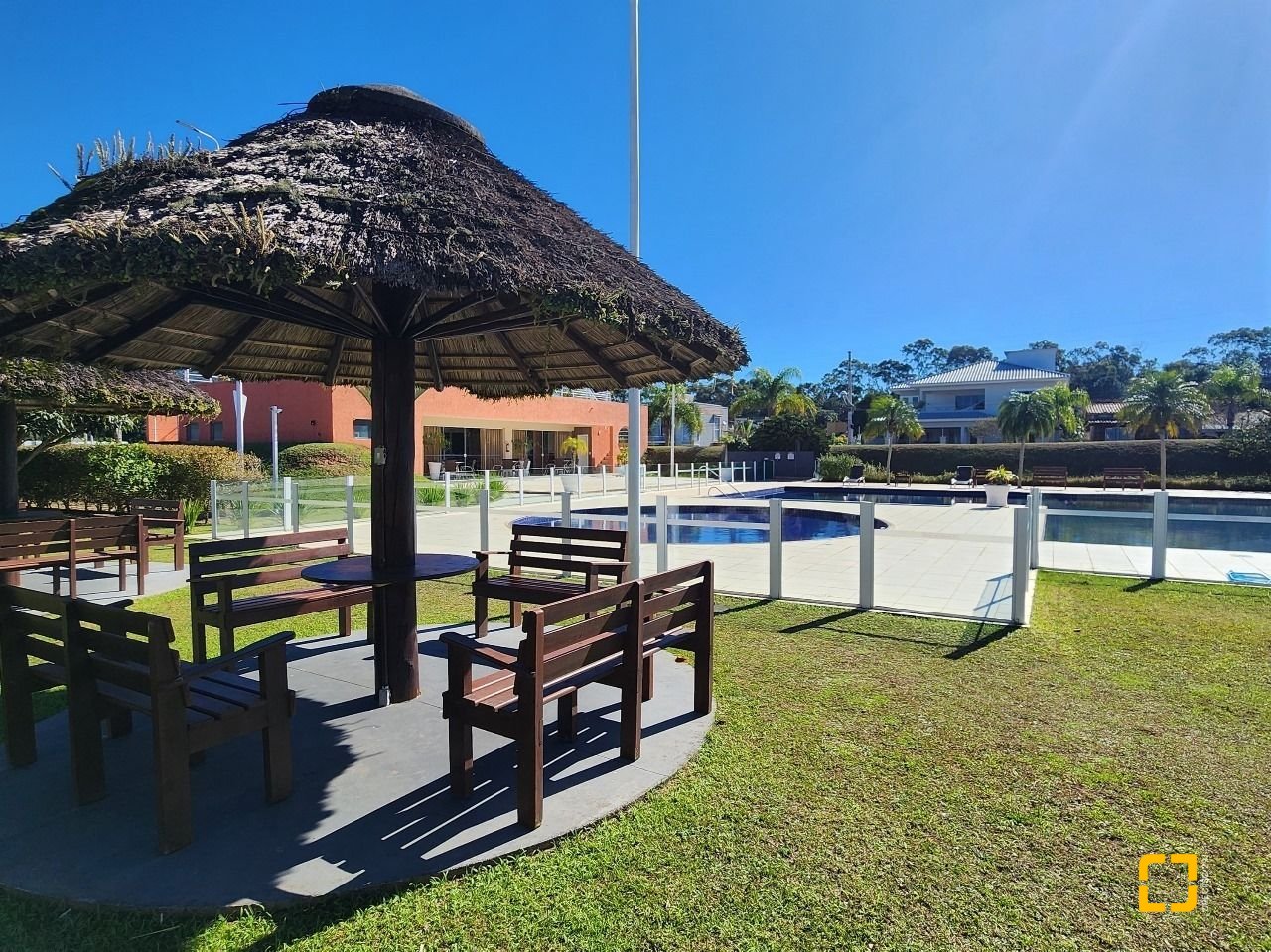 Casa de Condomínio com 261m², 8 quartos (sendo 4 suítes), 4 garagens, no bairro Rio Vermelho em Florianópolis