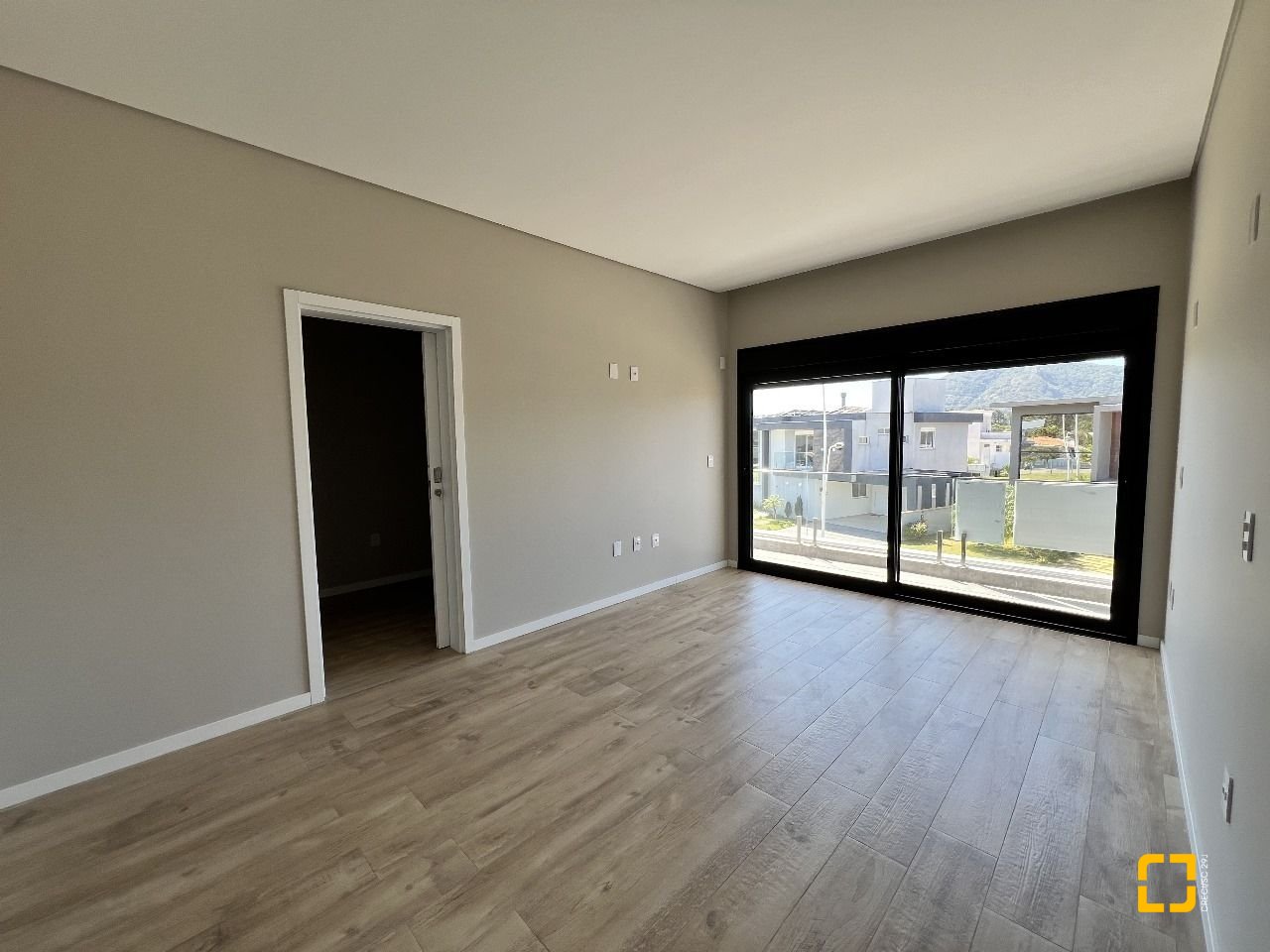 Casa de Condomínio com 261m², 8 quartos (sendo 4 suítes), 4 garagens, no bairro Rio Vermelho em Florianópolis