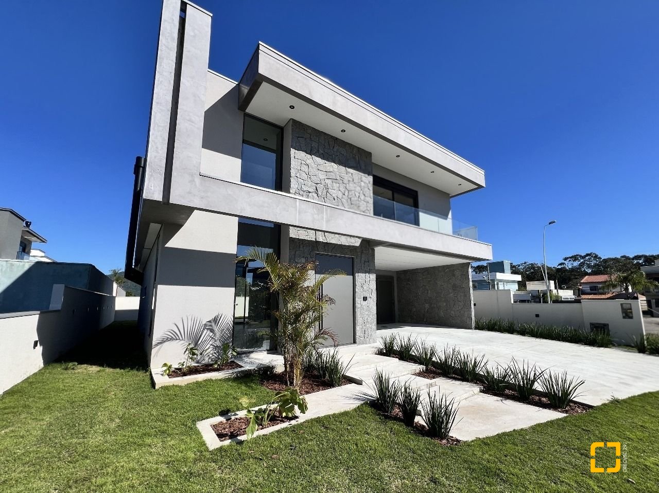 Casa de Condomínio com 261m², 8 quartos (sendo 4 suítes), 4 garagens, no bairro Rio Vermelho em Florianópolis