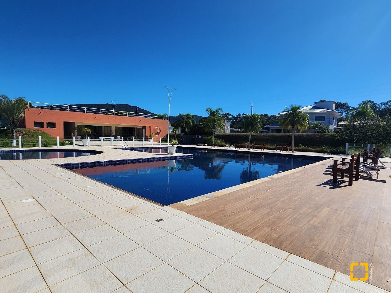 Casa de Condomínio com 261m², 8 quartos (sendo 4 suítes), 4 garagens, no bairro Rio Vermelho em Florianópolis