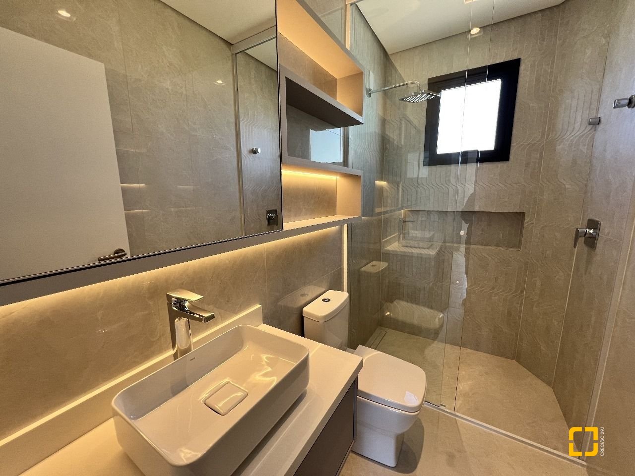 Casa de Condomínio com 261m², 8 quartos (sendo 4 suítes), 4 garagens, no bairro Rio Vermelho em Florianópolis