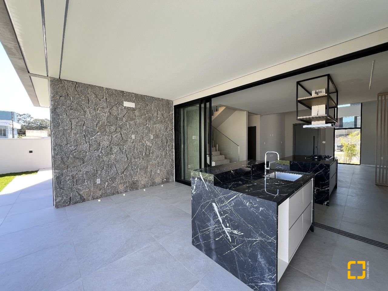Casa de Condomínio com 261m², 8 quartos (sendo 4 suítes), 4 garagens, no bairro Rio Vermelho em Florianópolis