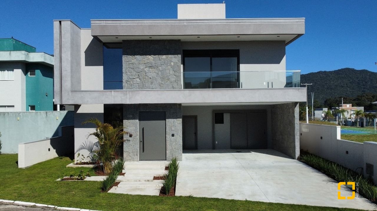 Casa de Condomínio com 261m², 8 quartos (sendo 4 suítes), 4 garagens, no bairro Rio Vermelho em Florianópolis