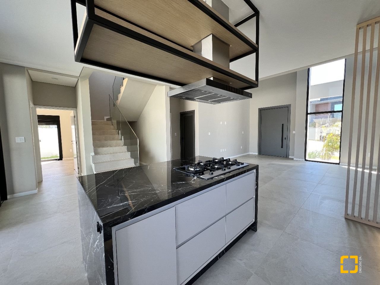 Casa de Condomínio com 261m², 8 quartos (sendo 4 suítes), 4 garagens, no bairro Rio Vermelho em Florianópolis