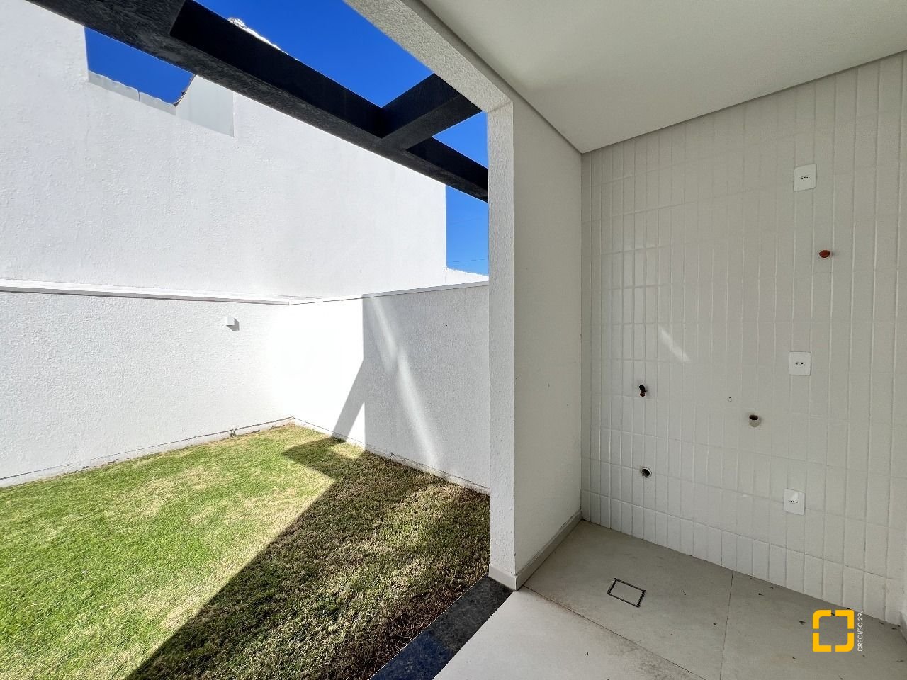 Casa com 1m², 4 quartos (sendo 1 suíte), 2 garagens, no bairro Ingleses em Florianópolis