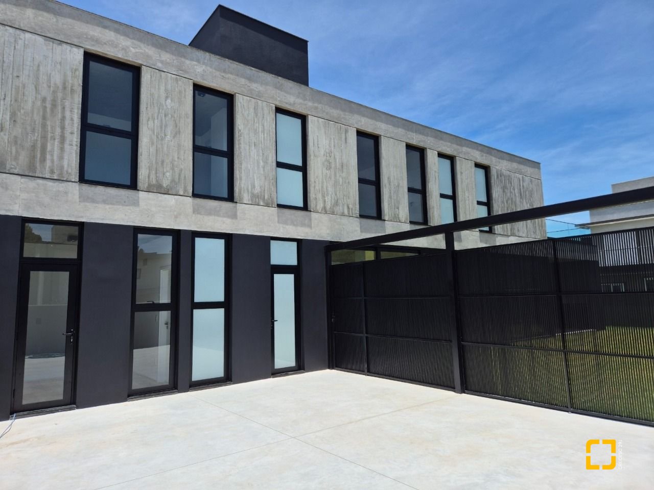 Casa de Condomínio com 265m², 8 quartos (sendo 4 suítes), 6 garagens, no bairro Rio Vermelho em Florianópolis