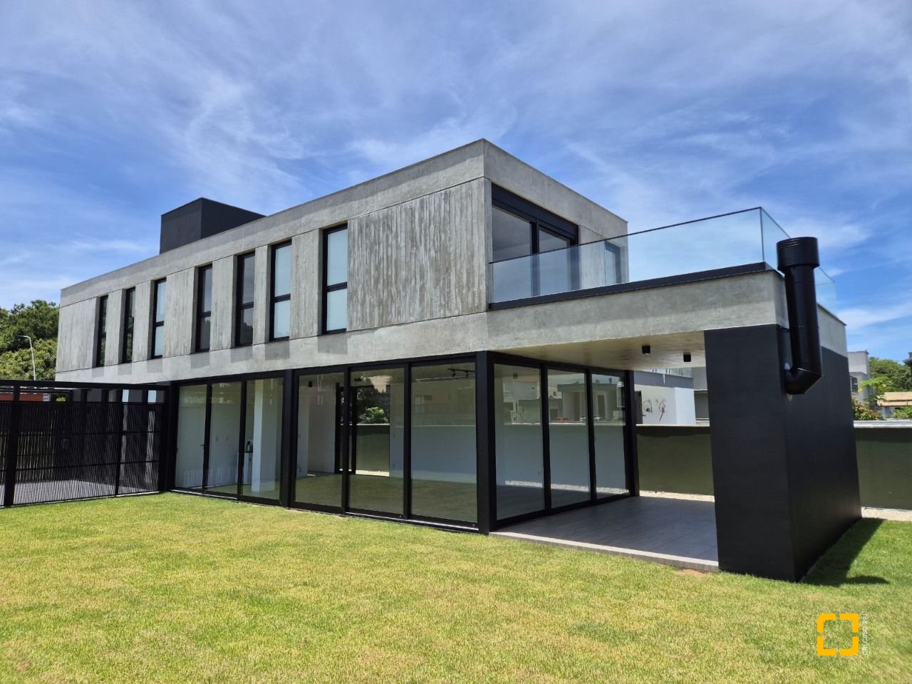 Casa de Condomínio com 265m², 8 quartos (sendo 4 suítes), 6 garagens, no bairro Rio Vermelho em Florianópolis