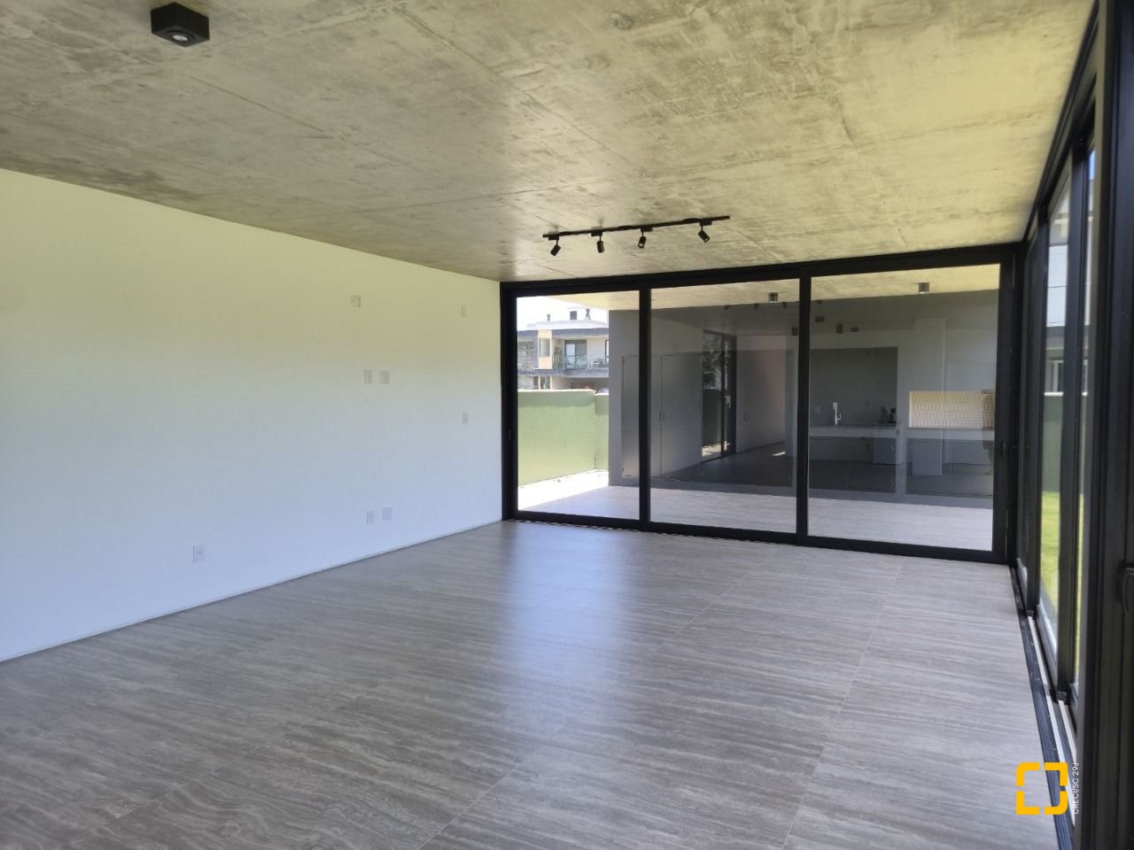 Casa de Condomínio com 265m², 8 quartos (sendo 4 suítes), 6 garagens, no bairro Rio Vermelho em Florianópolis