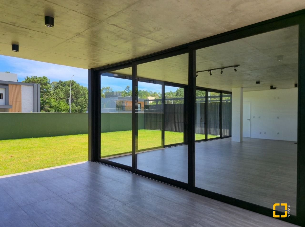 Casa de Condomínio com 265m², 8 quartos (sendo 4 suítes), 6 garagens, no bairro Rio Vermelho em Florianópolis