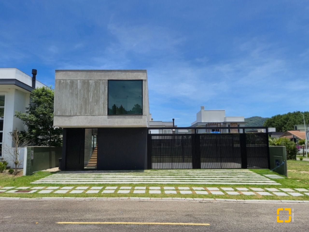 Casa de Condomínio com 265m², 8 quartos (sendo 4 suítes), 6 garagens, no bairro Rio Vermelho em Florianópolis
