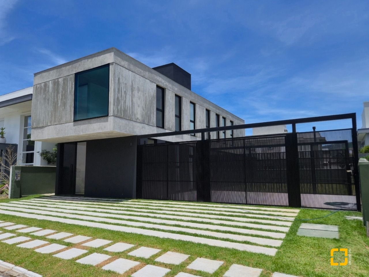 Casa de Condomínio com 265m², 8 quartos (sendo 4 suítes), 6 garagens, no bairro Rio Vermelho em Florianópolis