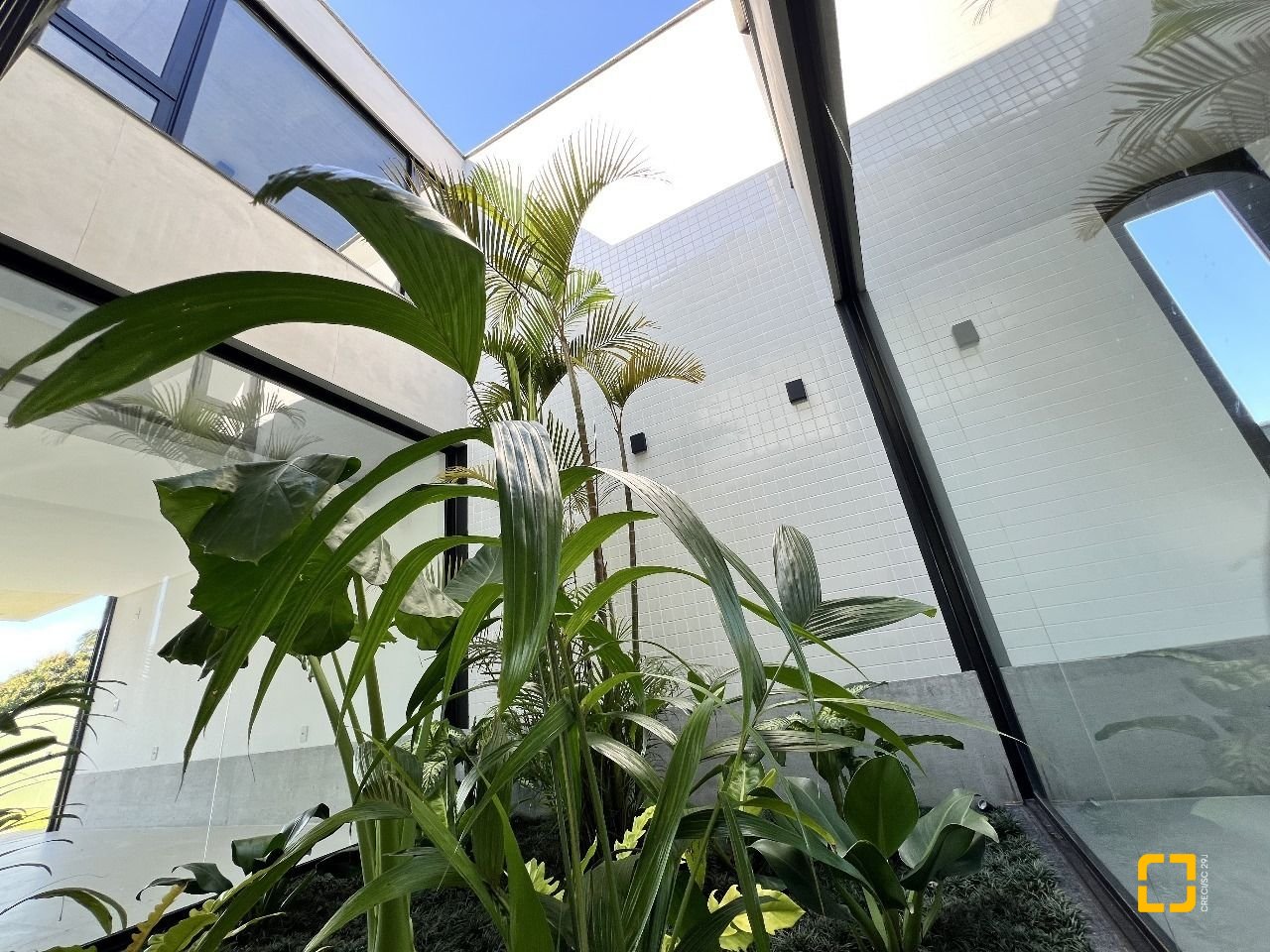 Casa com 183m², 6 quartos (sendo 3 suítes), 2 garagens, no bairro Ingleses em Florianópolis