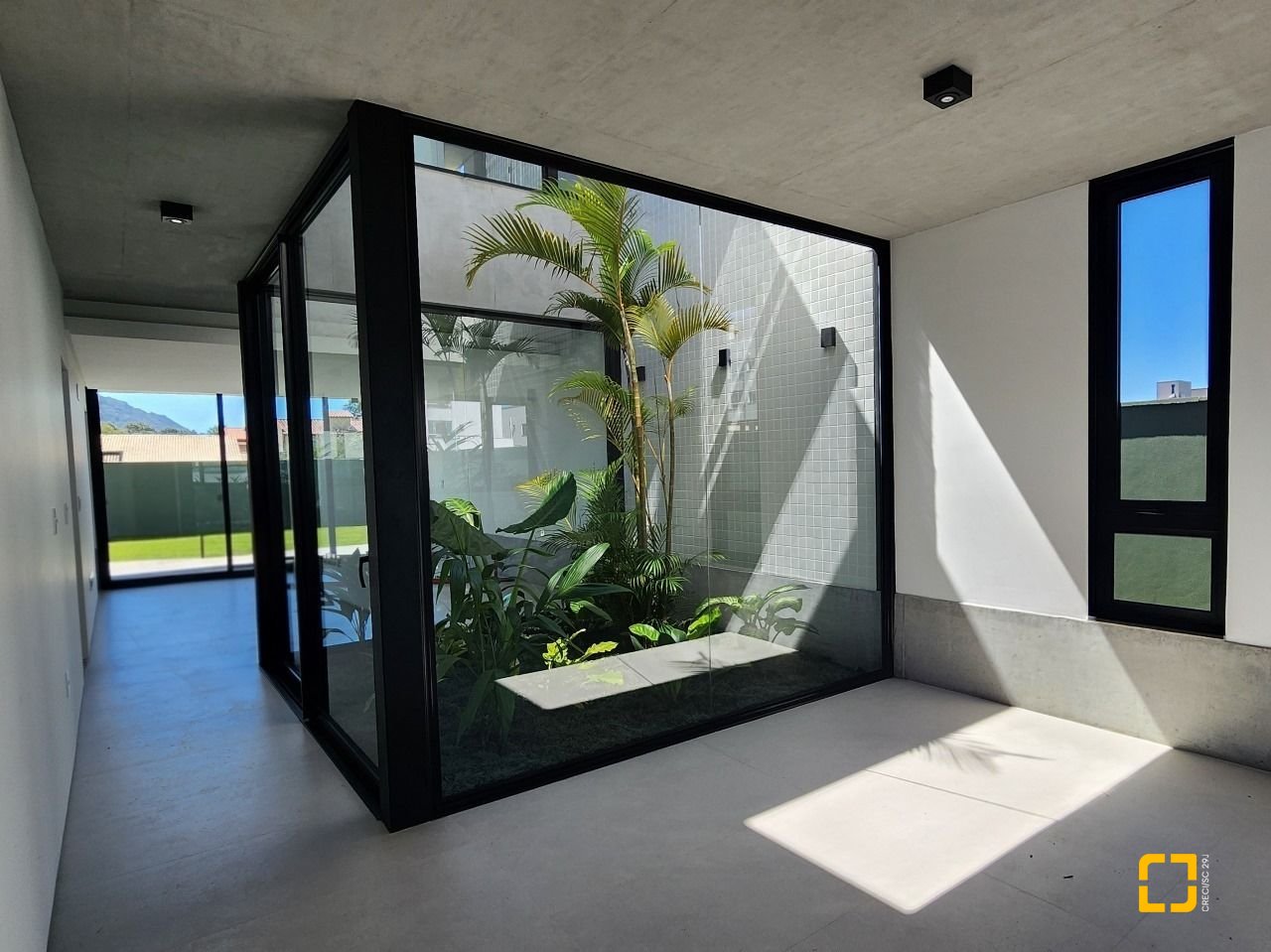 Casa com 183m², 6 quartos (sendo 3 suítes), 2 garagens, no bairro Ingleses em Florianópolis