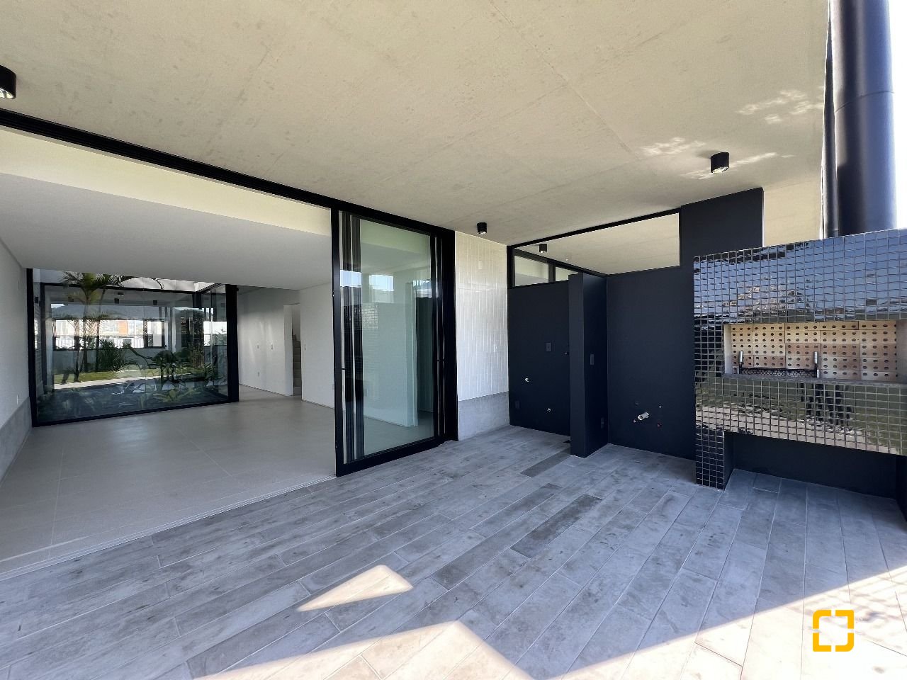 Casa com 183m², 6 quartos (sendo 3 suítes), 2 garagens, no bairro Ingleses em Florianópolis
