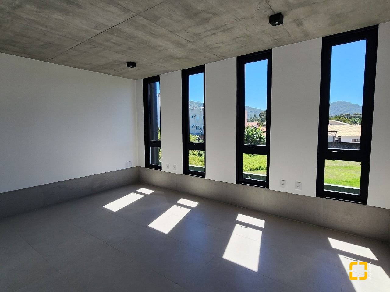 Casa com 183m², 6 quartos (sendo 3 suítes), 2 garagens, no bairro Ingleses em Florianópolis