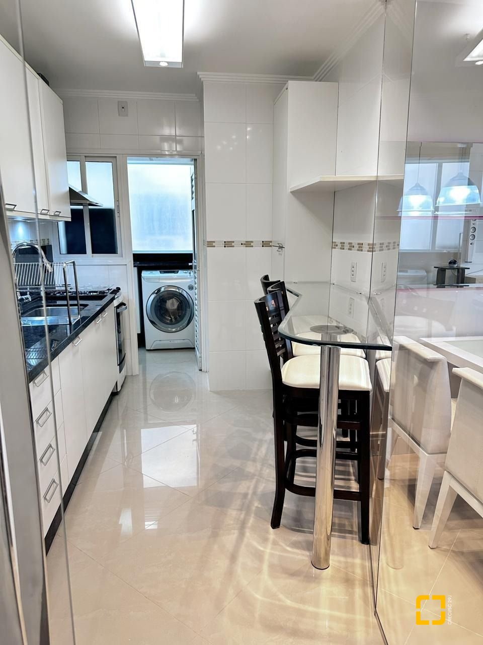 Apartamento com 90m², 5 quartos (sendo 2 suítes), 1 garagem, no bairro Jurerê Internacional em Florianópolis