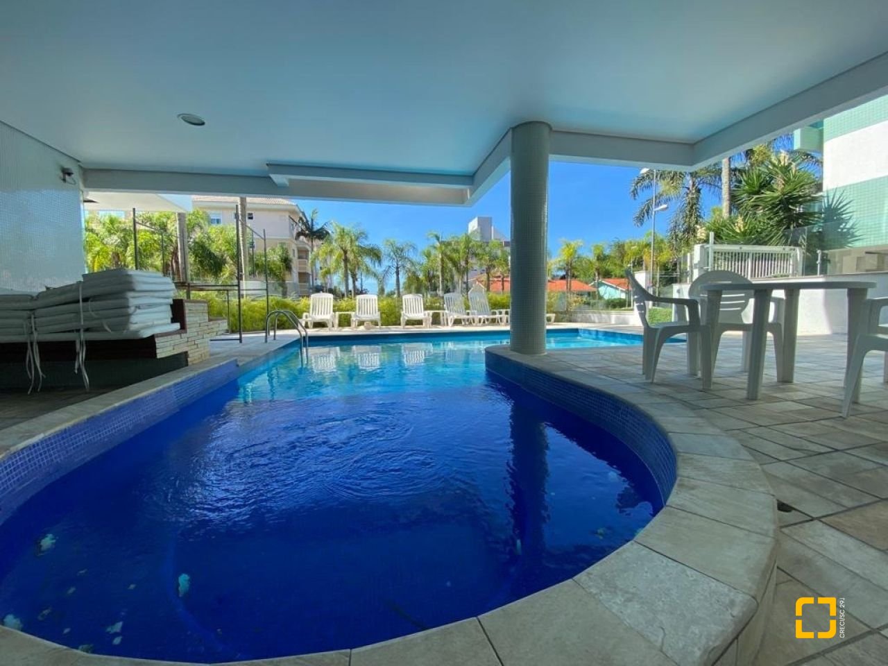 Apartamento com 90m², 5 quartos (sendo 2 suítes), 1 garagem, no bairro Jurerê Internacional em Florianópolis