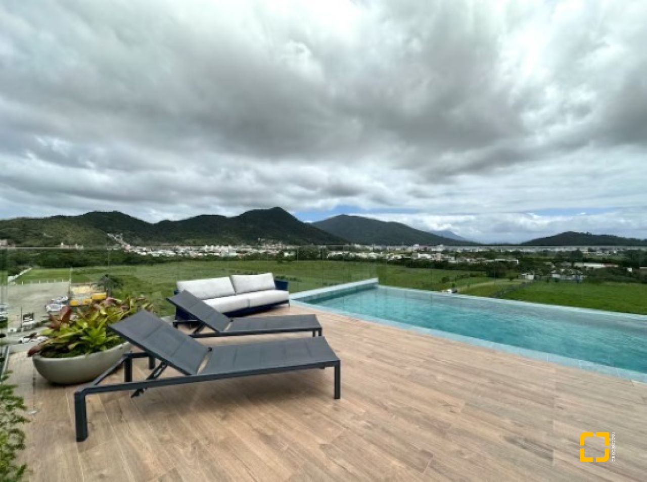 Apartamento com 38m², 2 quartos (sendo 1 suíte), 1 garagem, no bairro Campeche em Florianópolis
