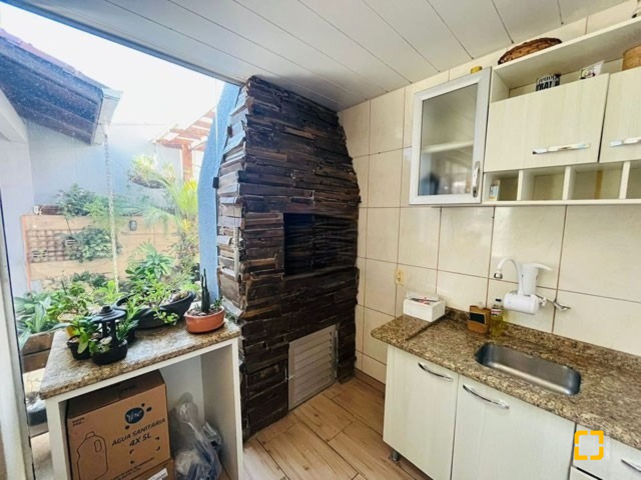 Casa com 70m², 3 quartos (sendo 1 suíte), 1 garagem, no bairro Forquilhas em São José