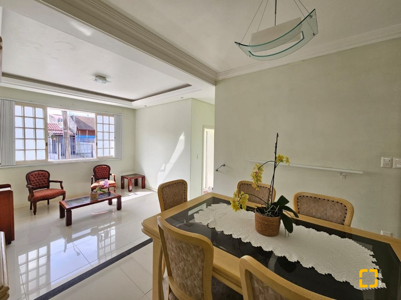 Casa com 249m², 5 quartos (sendo 1 suíte), 4 garagens, no bairro Itaguaçu em Florianópolis