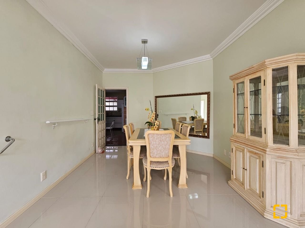 Casa com 249m², 5 quartos (sendo 1 suíte), 4 garagens, no bairro Itaguaçu em Florianópolis