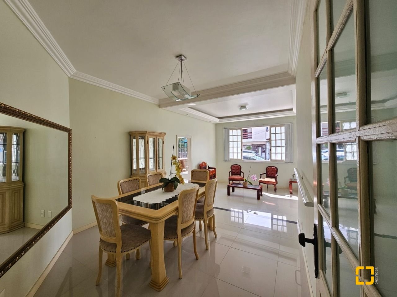 Casa com 249m², 5 quartos (sendo 1 suíte), 4 garagens, no bairro Itaguaçu em Florianópolis