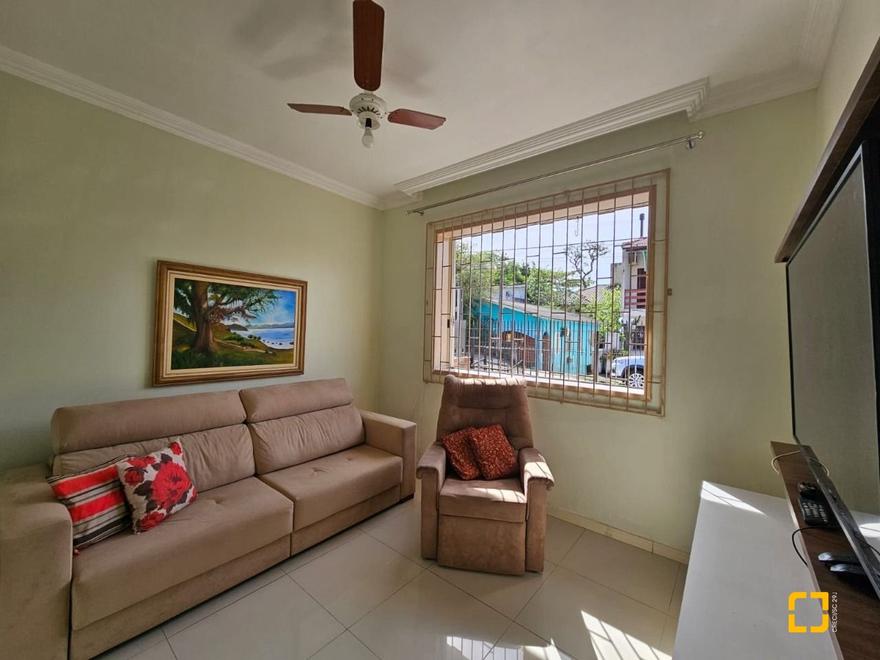 Casa com 249m², 5 quartos (sendo 1 suíte), 4 garagens, no bairro Itaguaçu em Florianópolis