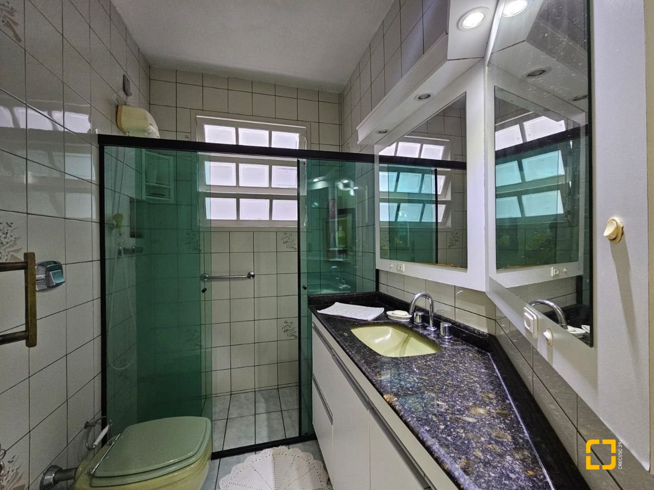 Casa com 249m², 5 quartos (sendo 1 suíte), 4 garagens, no bairro Itaguaçu em Florianópolis