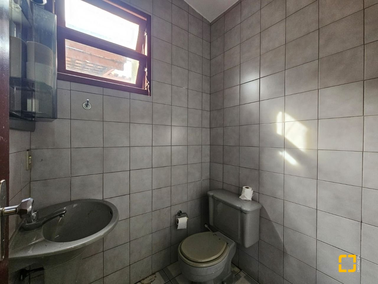 Casa com 249m², 5 quartos (sendo 1 suíte), 4 garagens, no bairro Itaguaçu em Florianópolis