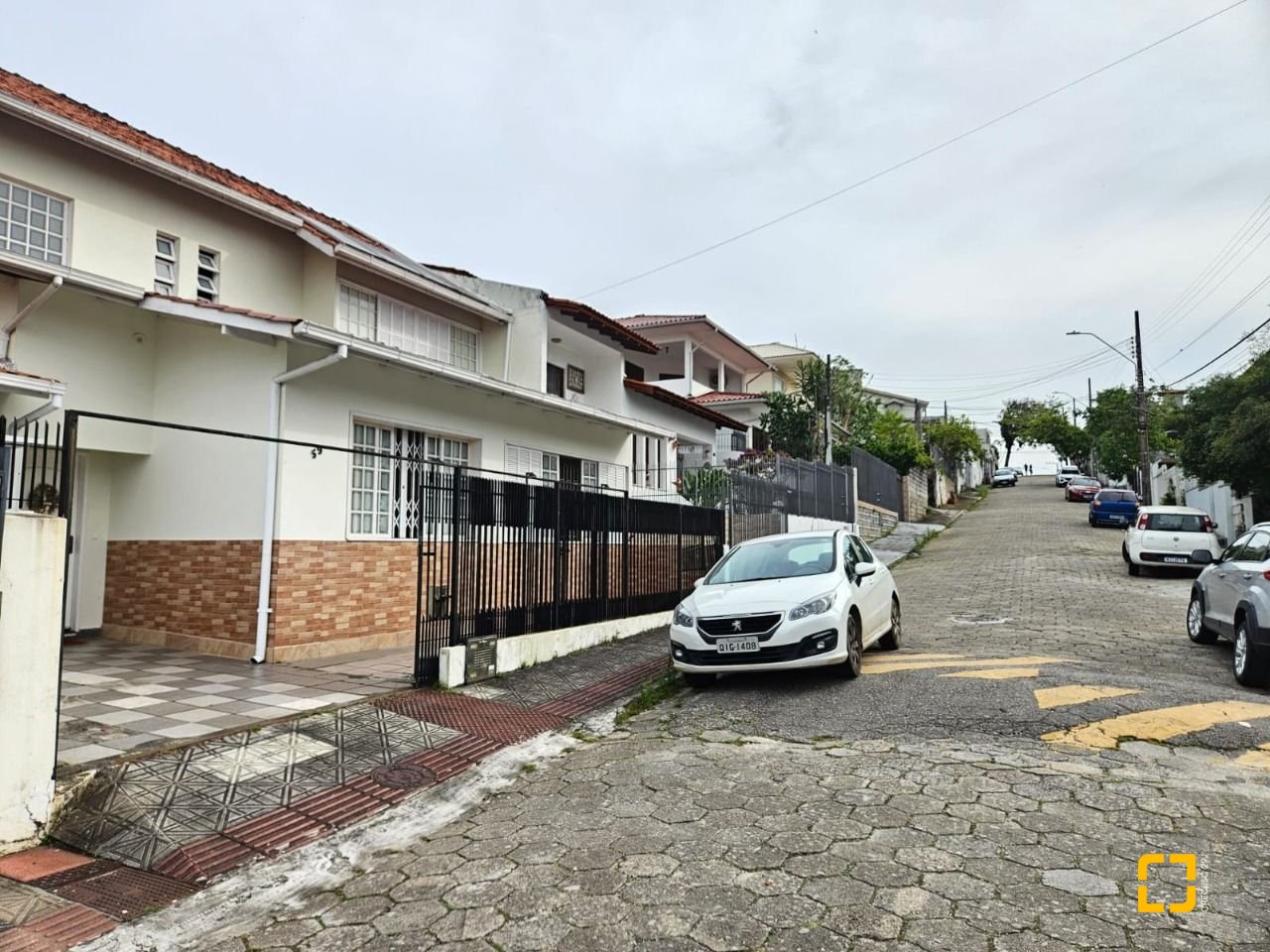 Casa com 249m², 5 quartos (sendo 1 suíte), 4 garagens, no bairro Itaguaçu em Florianópolis