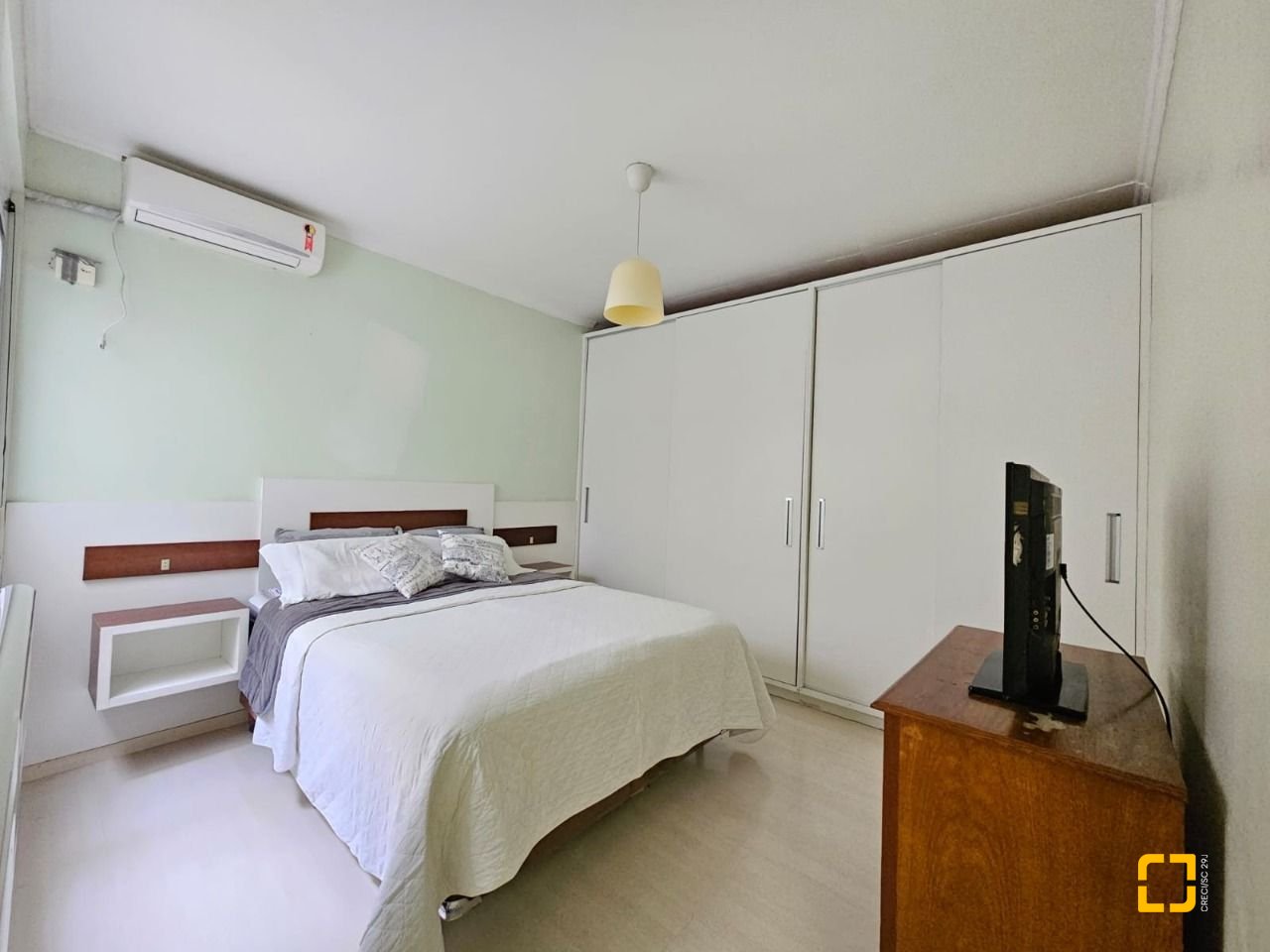 Casa com 249m², 5 quartos (sendo 1 suíte), 4 garagens, no bairro Itaguaçu em Florianópolis