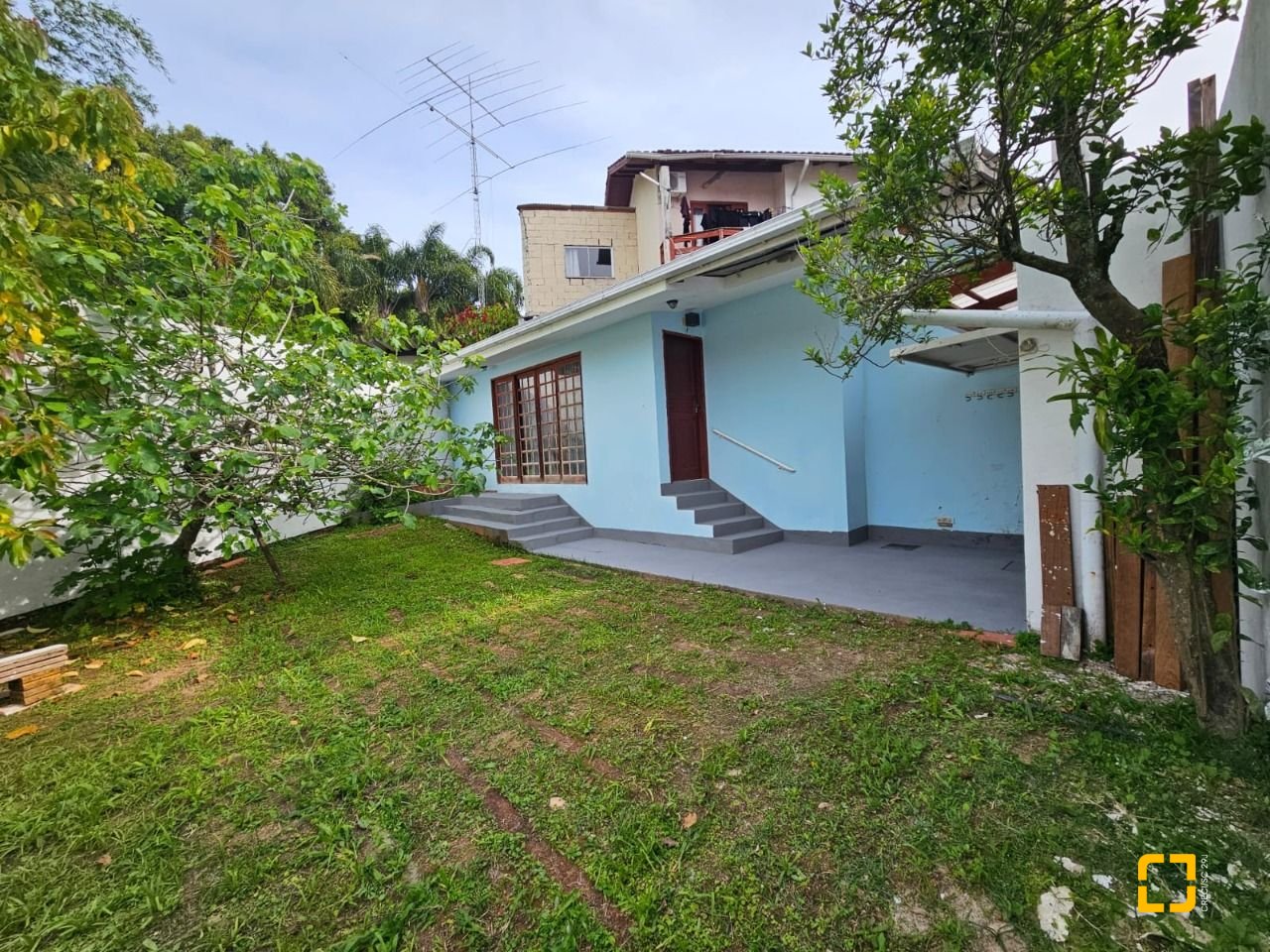 Casa com 249m², 5 quartos (sendo 1 suíte), 4 garagens, no bairro Itaguaçu em Florianópolis