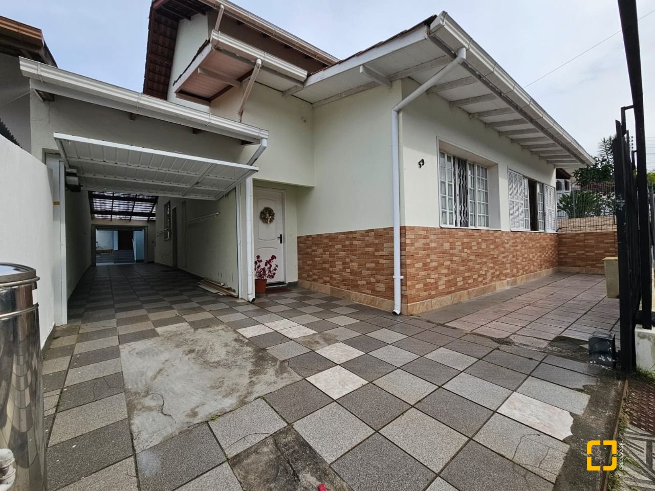 Casa com 249m², 5 quartos (sendo 1 suíte), 4 garagens, no bairro Itaguaçu em Florianópolis