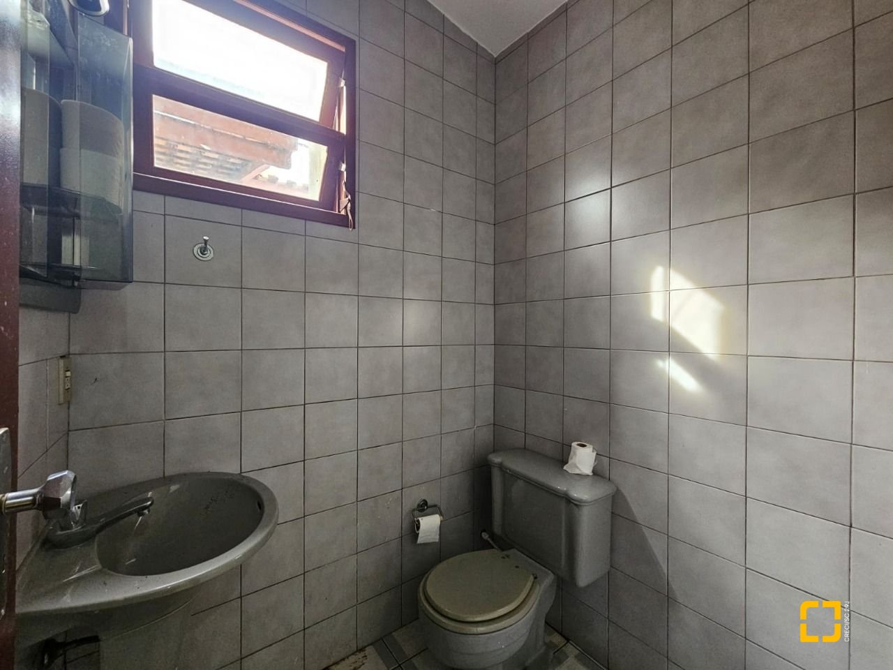 Casa com 249m², 5 quartos (sendo 1 suíte), 4 garagens, no bairro Itaguaçu em Florianópolis