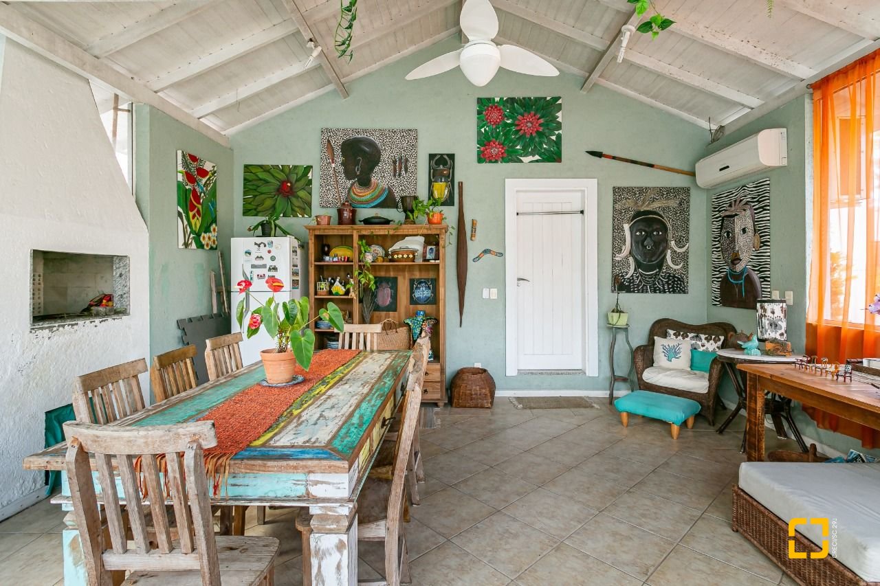 Casa de Condomínio com 300m², 5 quartos (sendo 2 suítes), 4 garagens, no bairro Lagoa da Conceição em Florianópolis