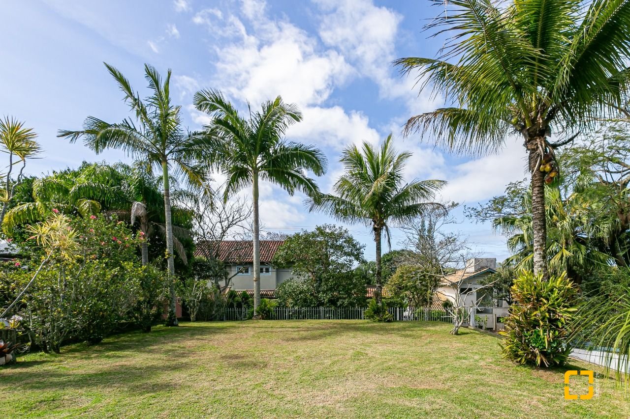 Casa de Condomínio com 300m², 5 quartos (sendo 2 suítes), 4 garagens, no bairro Lagoa da Conceição em Florianópolis