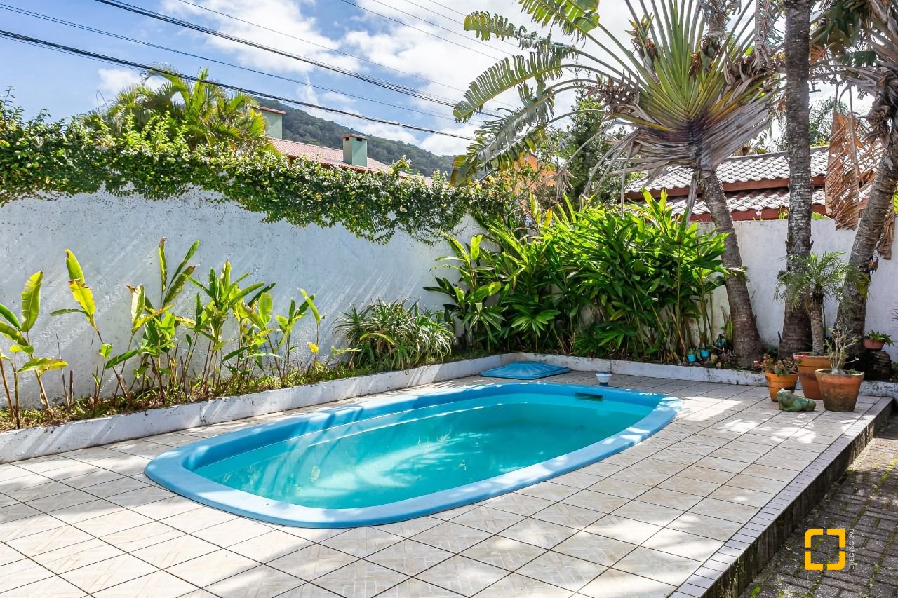 Casa de Condomínio com 300m², 5 quartos (sendo 2 suítes), 4 garagens, no bairro Lagoa da Conceição em Florianópolis