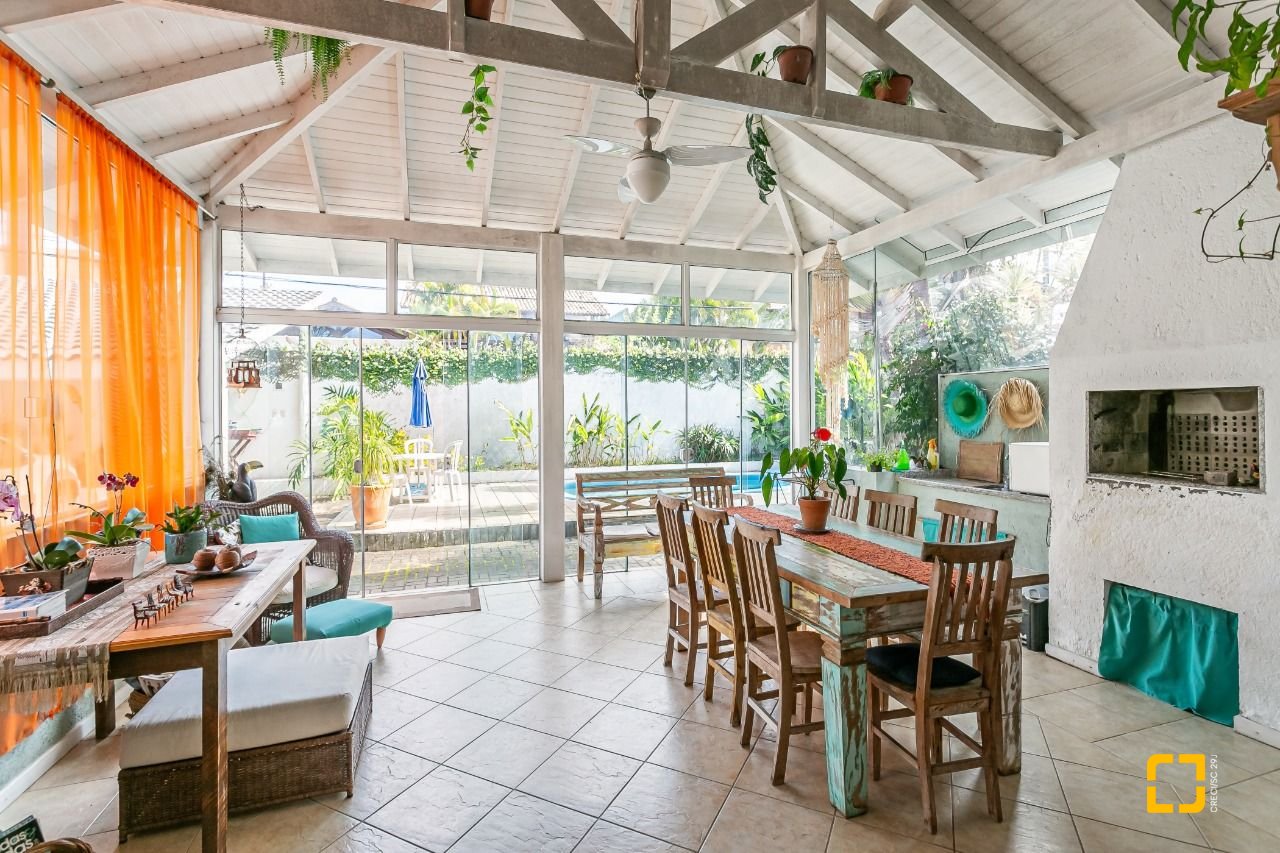 Casa de Condomínio com 300m², 5 quartos (sendo 2 suítes), 4 garagens, no bairro Lagoa da Conceição em Florianópolis
