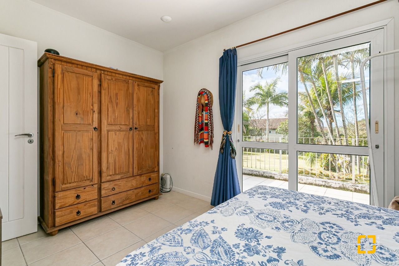 Casa de Condomínio com 300m², 5 quartos (sendo 2 suítes), 4 garagens, no bairro Lagoa da Conceição em Florianópolis