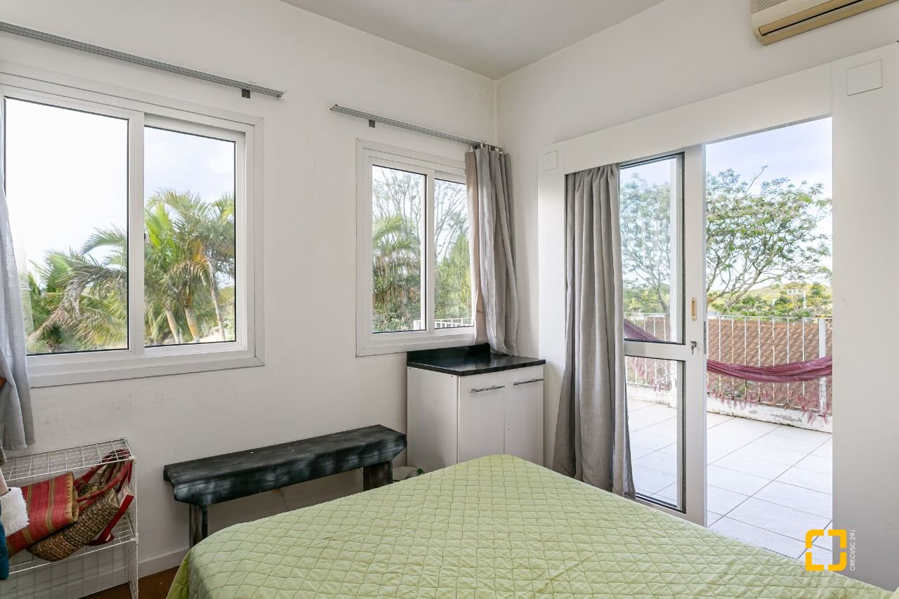 Casa de Condomínio com 300m², 5 quartos (sendo 2 suítes), 4 garagens, no bairro Lagoa da Conceição em Florianópolis
